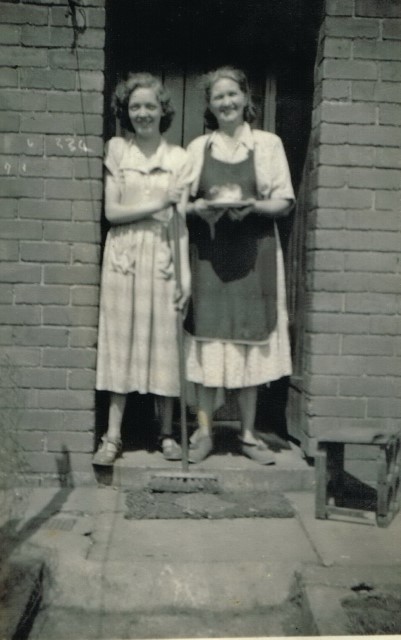 Nan and Aunty Pearl 01
