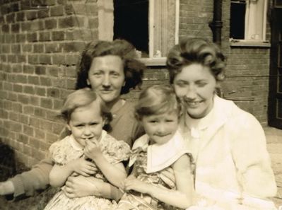 Aunt Elsie Janet Jackie and Denise 001
