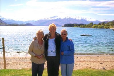 HAZEL AND PEARL AND JAQUI IN NZ 01
