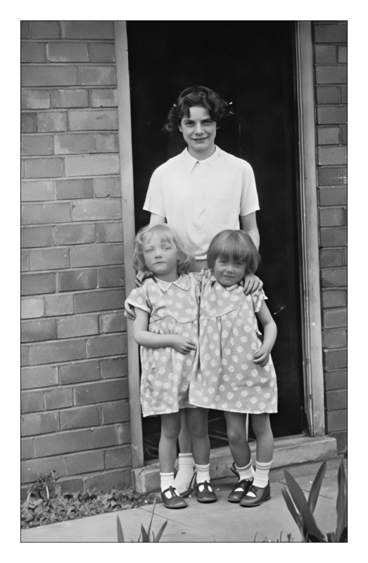 Twins_Aunty_Pearl_and_Hazel_with_Kathy_Neale_Nanny_Adams_Sister_May_s_Daughter
Keywords: Pearl Adams;Hazel Adams;Kathy Neale