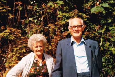 Vi and Les 102
