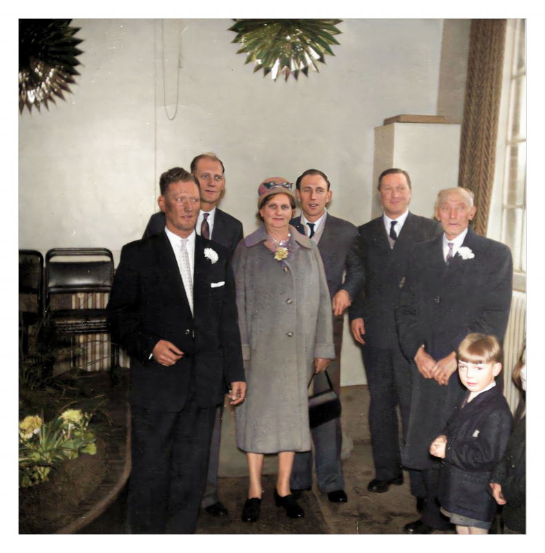 Nan_Grandad_Les_Jack_Frank_Stan_Adams_and_Andrew_Poole
Keywords: Thomas Adams;Ethel Dorothy Adams nee Green;Thomas Lesley Adams;James Stanley Adams;Francis Adams;Jack Adams;Andrew Poole