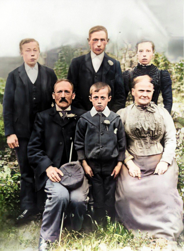 Hannah Willetts Cashmore - Back Isaac Edward Frank Percy and Laura Jane - Front Isaac Cashmore Lewis Thompson and Hannah Willett
